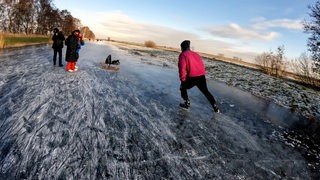 Personen fahren Schlittschuh auf der Semkenfahrt. 