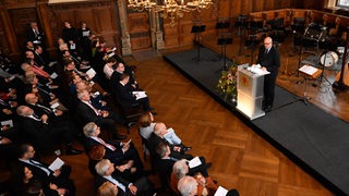 Bürgermeister Bovenschulte spricht vor 450 Gästen in der Oberen Halle des Rathauses. 