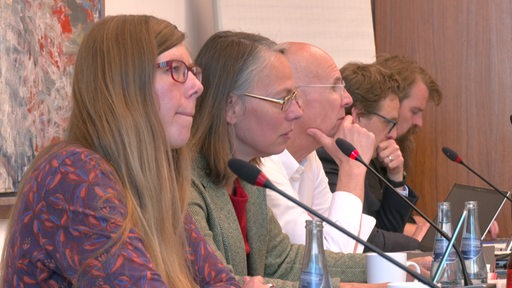Bremer Senatoren und Staatssekretäre in einer Pressekonferenz