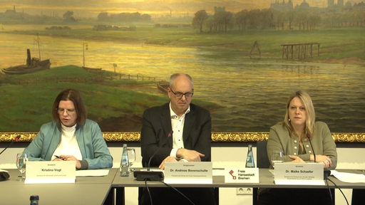 Der Bremer Bürgermeister und die beiden Senatorinnen bei der Senatspressekonferenz.