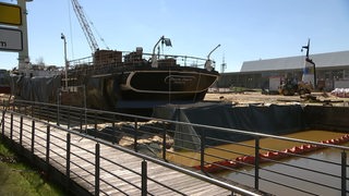 Das Schiff "Seute Deern" in Bremerhaven, umgeben von Baggern.