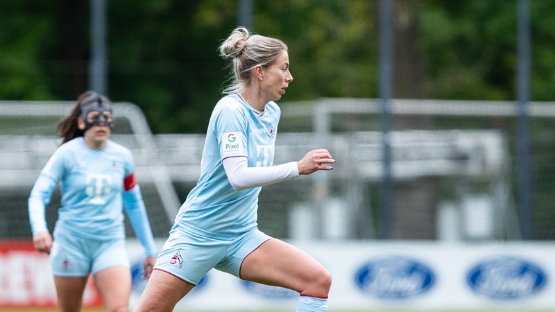 Die Fußballerin Sharon Beck auf dem Spielfeld