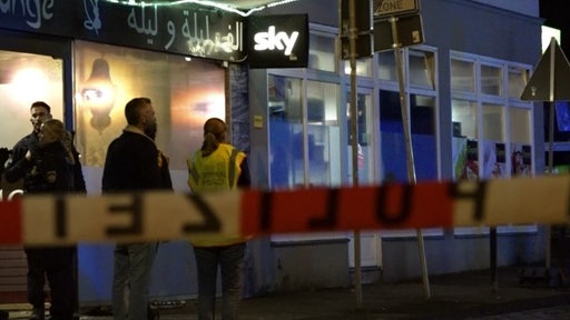 Eine Shisha Bar in der Neustadt in der es zu einer Schießerei kam abgesperrt von der Polizei.