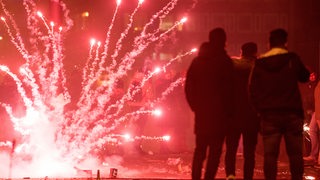 Mit einem Silvesterfeuerwerk wird das neue Jahr an einer der Weserbrücken in Bremen begrüßt.