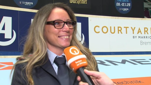 Feuerwehrfrau Yvonne Dommaschke steht an der Sixdays-Rennstrecke.