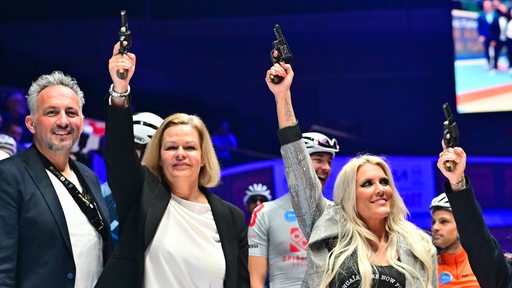 Unter anderem Nancy Faeser eröffnen mit einem Pistolenschuss die Sixdays.