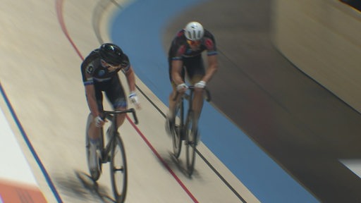 Zwei Radfahrer beim Sixdays Finale im Bremen.