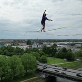 Ein Slackliner läuft über der Weser.