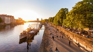 Die Sonne geht an der Schlachte in Bremen unter