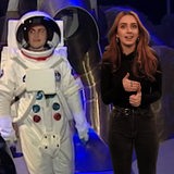 Eine Frau steht neben einem Astronauten.