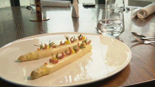 Spargel mit Salzwiesenkräutern und Nordseekrabben als Bremer Teller