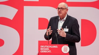 Bovenschulte steht am Rednerpult