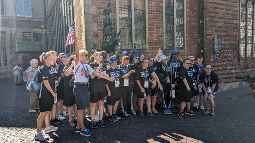 Das US-Team der Special Olympics posiert gut gelaunt vor den Bremer Stadtmusikanten.