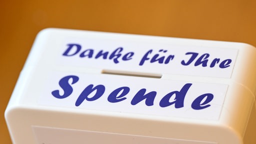 "Danke für Ihre Spende" steht auf einer Spendenbox.