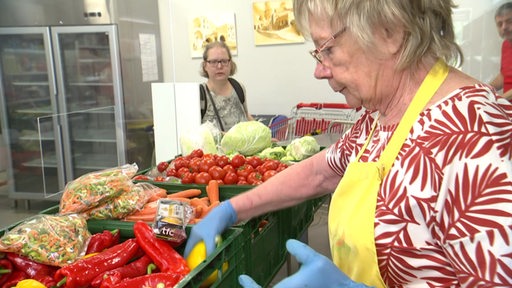 Lebensmittel-Spenden der Verdener Tafel werden sortiert und ausgegeben.