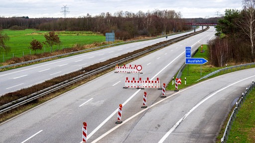 Eine Autobahn ist an einer Abfahrt gesperrt