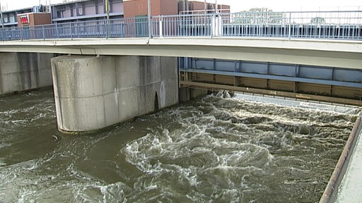 Das Foto zeigt rauschendes Wasser am Lesum-Sperrwerk.