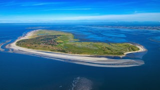 Die Insel Spiekeroog in der Nordsee von oben aus gesehen.