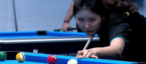 Eine südkoreanische Spielerin kurz davor eine Billardkugel anzustoßen