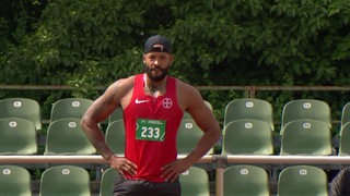 Spitzensportler Léon Schäfer auf dem Sportplatz.