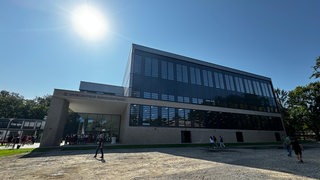 Zu sehen ist von außen die Sporthalle an der Ronzelenstraße.