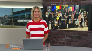 Sportblitz-Moderatorin Janna Betten im Studio.