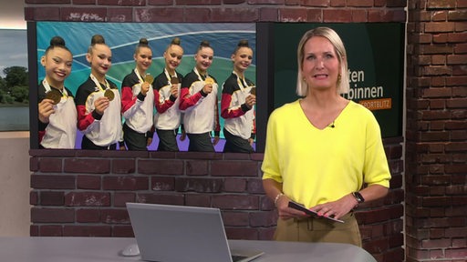 Sportblitz-Moderatorin Janna Betten im Studio.