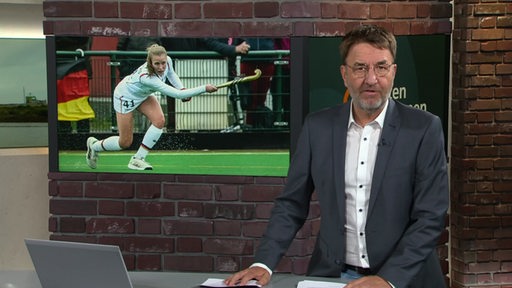 Sportblitz-Moderator Jan-Dirk Bruns im Studio.