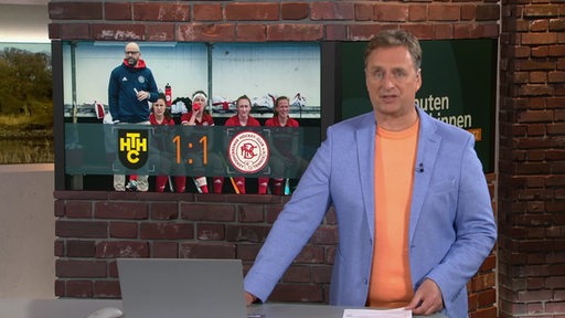 Sportblitz-Moderator Stephan Schiffner im Studio.