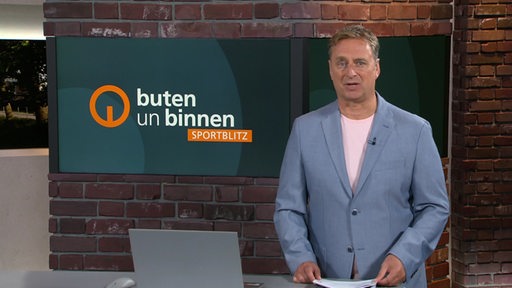 Sportblitz-Moderator Stephan Schiffner im Studio.