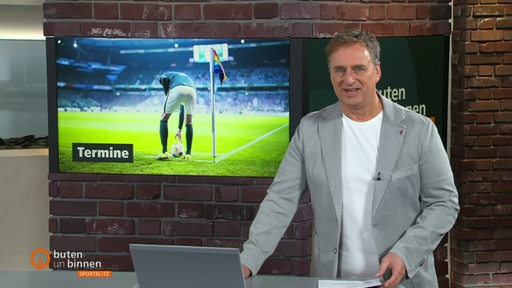 Sportblitz-Moderator Stephan Schiffner im Studio.