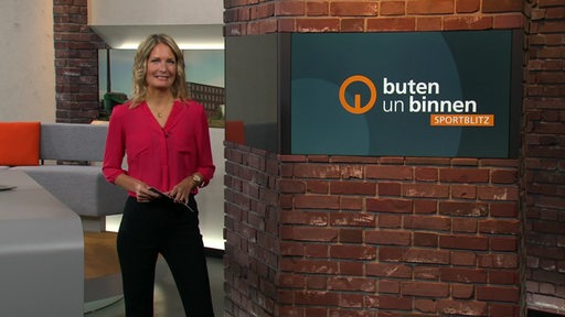 Die Moderatorin Janna Betten im Studio von buten un binnen.