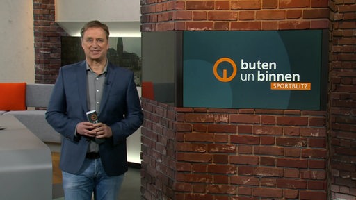 Der Moderator Stephan Schiffner im Studio von buten un binnen.