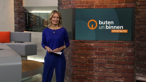 Moderatorin Janna Betten im Sportblitz Studio von buten un binnen.