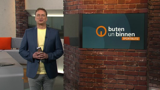 Moderator Stephan Schiffner im Sportblitz Studio von buten un binnen.