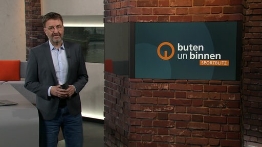 Moderator Jan-Dirk Bruns im Sportblitz Studio von buten un binnen.