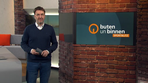 Der Moderator Jan-Dirk Bruns im Studio von buten un binnen.