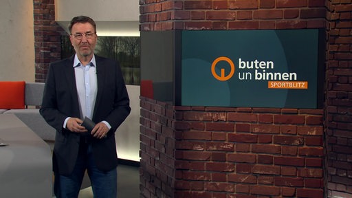 Sportblitz Moderator Jan Dirk Bruns im Studio von buten un binnen. 