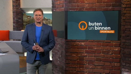 Sportblitz Moderator Stephan Schiffner im buten un binnen Studio. 