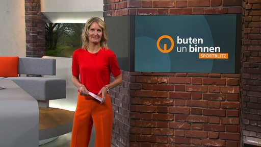 Moderatorin Janna Betten im Sportblitz Studio von buten un binnen.