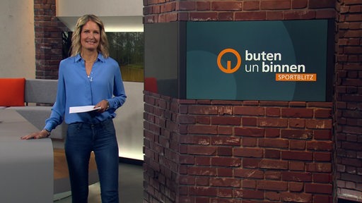 Moderatorin Janna Betten im Sportblitz Studio von buten un binnen.