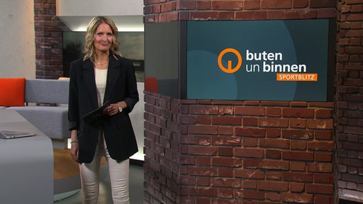 Sportblitz Moderatorin Janna Betten im buten un binnen Studio. 