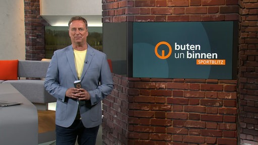 Der Moderator Steffan Schiffner im Studio von buten un binnen.