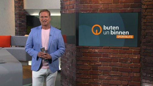 Moderator Stephan Schiffner im Sportblitz Studio von buten un binnen.