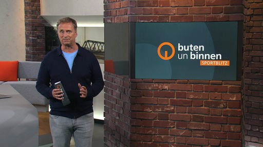 Moderator Stephan Schiffner im Sportblitz Studio von buten un binnen.