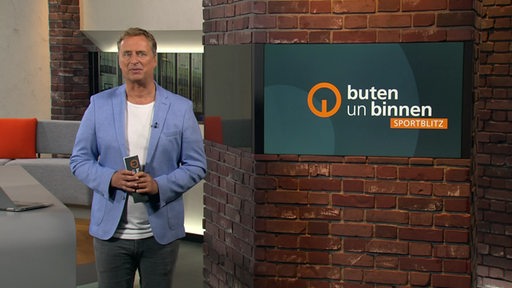 Der Moderator Steffan Schiffner im Studio von buten un binnen.