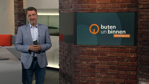 Zu sehen ist der Moderator Jan-dirk Bruns im Sportblitzstudio.