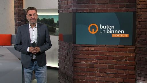 Der Moderator Jan-Dirk Bruns im Studio von buten un binnen.