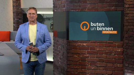 Zu sehen ist der Sportblitzmoderator Stephan Schiffner im Sportblitzstudio.