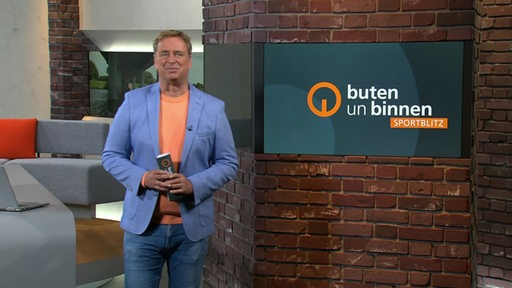 Zu sehen ist der Moedrator Stephan Schiffner im Sportblitzstudio.